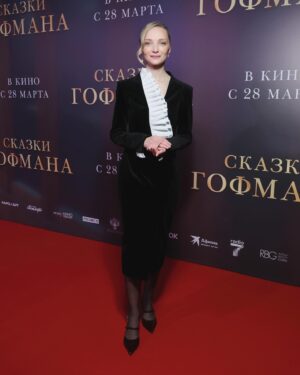 Ekaterina Vilkova Instagram - Сегодня в прокат выходит наша новая история «Сказки Гофмана» реж.Т. Баркалая 🖤
Нежная история #пролюдей- таких как мы с вами ✨ 
_________________________
А кому интересно-мой образ с премьеры:
Платье @teginfashionhouse моей любимой @teginsvetlana 🖤
Туфли @ekonikastyle-невероятно удобные🖤
Украшения @kavilkastore - тут #всёсама 🖤
За красоту отвечал волшебник @vladimirkalinchev и @rbg.ru 🖤
И изюминка образа-завершающий акцент-
#моймуж , он же #самыйкрутоймужик И.Любимов🖤
И #чужоймуж, но #мойпрекрасныйпартнер @maxsim.stoyanov 🖤