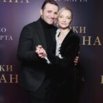 Ekaterina Vilkova Instagram - Сегодня в прокат выходит наша новая история «Сказки Гофмана» реж.Т. Баркалая 🖤 Нежная история #пролюдей- таких как мы с вами ✨ _________________________ А кому интересно-мой образ с премьеры: Платье @teginfashionhouse моей любимой @teginsvetlana 🖤 Туфли @ekonikastyle-невероятно удобные🖤 Украшения @kavilkastore - тут #всёсама 🖤 За красоту отвечал волшебник @vladimirkalinchev и @rbg.ru 🖤 И изюминка образа-завершающий акцент- #моймуж , он же #самыйкрутоймужик И.Любимов🖤 И #чужоймуж, но #мойпрекрасныйпартнер @maxsim.stoyanov 🖤