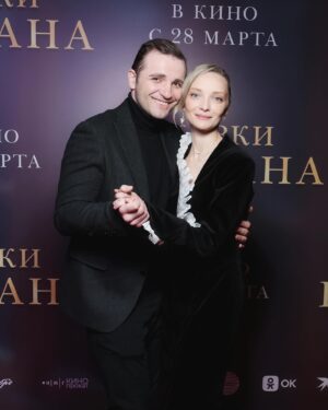 Ekaterina Vilkova Instagram - Сегодня в прокат выходит наша новая история «Сказки Гофмана» реж.Т. Баркалая 🖤
Нежная история #пролюдей- таких как мы с вами ✨ 
_________________________
А кому интересно-мой образ с премьеры:
Платье @teginfashionhouse моей любимой @teginsvetlana 🖤
Туфли @ekonikastyle-невероятно удобные🖤
Украшения @kavilkastore - тут #всёсама 🖤
За красоту отвечал волшебник @vladimirkalinchev и @rbg.ru 🖤
И изюминка образа-завершающий акцент-
#моймуж , он же #самыйкрутоймужик И.Любимов🖤
И #чужоймуж, но #мойпрекрасныйпартнер @maxsim.stoyanov 🖤