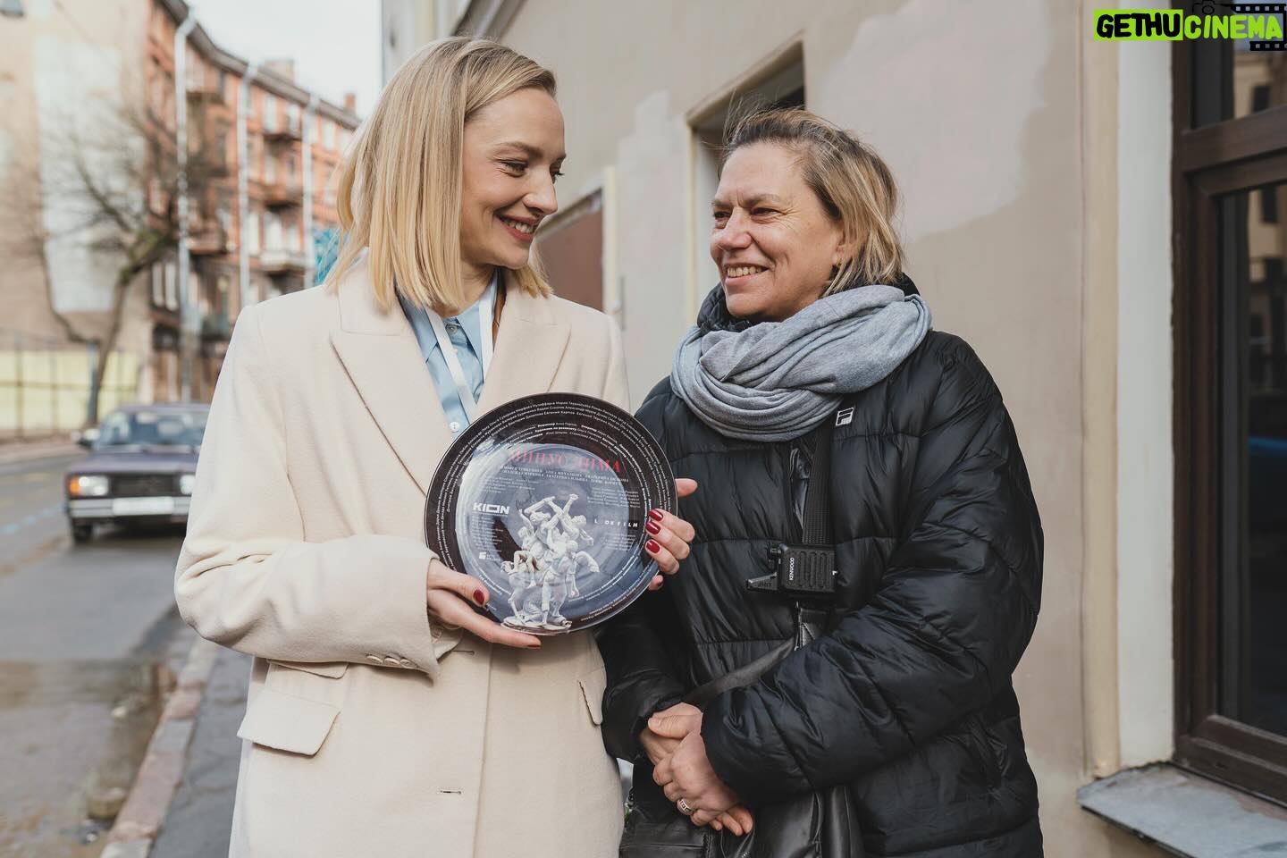 Ekaterina Vilkova Instagram - Ну, вдруг,вы решили,что я целыми днями #фигачусвоибирюльки🤣🤣 Нет, #фигачу я ночами…. А днем чищу улицы Петербурга,под пристальным контролем Анны Пармас😉 #минусдима #kion