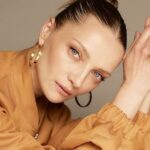 Ekaterina Vilkova Instagram - Несмотря на капризы погоды у меня есть и хорошие новости! Я начала сотрудничество с российским брендом @serginnetti.ru 😊 Ему уже больше 25 лет и с каждым годом бренд только набирает обороты, чутко реагируя на современные модные тенденции! Для начала хочу поделиться с вами одним из моих любимых образов для неспешных прогулок весной/летом 2024 – это бомбер и брюки в трендовом цвете карри 🧡Изысканно, элегантно и, определенно,этот костюм подходит для тех случаев, когда хочешь обратить на себя внимание, при этом не лишаясь комфорта! Даже такая домоседка,как я, захотела найти повод, чтобы прогуляться в нем по городу, в который совсем скоро придет солнце!✨
