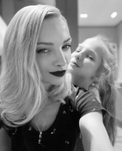 Ekaterina Vilkova Instagram - А вот и #моявзрослаядочь ❤️❤️❤️ #идауменяестьдети🤣🤣🤣 #возвращениеврежиммать🙈🙈🙈