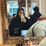 Elísabet Benavent Instagram - Mis últimas fotos con el pelo verde. Últimos días en París. Paseos, Jules Verne, tiendas, suelos y un codo roto. Vuelta a Madrid y la paz del hogar que se intensifica un domingo por la tarde.