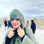 Elísabet Benavent Instagram - ¡¡Es hoy, es hoy, es hoy!! Es hoy, pero para llegar hasta aquí hemos caminado muchísimo. Hace ya dos años que comenzó a gestarse este proyecto y desde hace ya dos años he ido viendo cumplirse un sueño. Es la primera vez que participo tan activamente en la adaptación de uno de mis libros y, aunque no tengo ni idea de nada y soy una recién llegada, puedo afirmar que esta experiencia me ha hecho crecer… y no solo profesionalmente. Quiero dar las gracias a todas las personas que han hecho posible que ‘Un cuento perfecto’ esté hoy en vuestras pantallas. @concha_estruga sin ti esto hubiera sido imposible. Gracias a @plano_a_plano en su totalidad (y a César Benítez, David Jareño y Emilio Amaré en concreto). Gracias a @marinaperezb por el mejor guion que hubiera podido soñar. Gracias a @chloewallace_ por materializarlo y hacer que nos enamoremos de ellos en cada plano. Gracias a Ángel Armada y Laurent Berna por la postproducción y a @_cebrian_renau_aec por una fotografía para morirse de amor. Gracias a @mariatapia2 y @lacortes19 por esos looks siempre perfectos. Gracias a @sergiolh81 y @helen__cast por la peluquería y maquillaje de cuento. Gracias a @yaelbelicha por su maravilloso trabajo. A todo el equipo (Paula, Antonio, Leticia, Lucía, Chipi… jo, perdonad a los que me dejo, tengo la cabeza para aguantarme las orejas)… GRACIAS. Por supuesto, GRACIAS al mejor cast del mundo, que han dado vida a los personajes de una manera mágica @nanitita @meeeeeeeel_ @jimmycastro_ @giajons @russianready @meelocotoon @lydia.pavon @marioermito Gracias a @netflixes por dar alas a este sueño. Y, por supuesto, gracias a todas las personas que leísteis ‘Un cuento perfecto’, a las que lo leeréis, a las que veréis la serie, ya sea en un maratón o paladeándola. GRACIAS en mayúsculas, porque esta es la historia de un cuento imperfecto que terminó siendo inmejorable. No me olvido del mejor compañero de aventuras del mundo: @originalhs91 te quiero, hermano. Un cuento perfecto, ya disponible en Netflix en 192 países. Pd: aún no me creo que sea tan INCREÍBLE!!!! Pd: os dejo unas cuantas fotos de los días que pasé en Grecia viendo el inicio del rodaje. Disfruté como una niña.