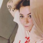 Elísabet Benavent Instagram – AUTOCUIDADO

– Organizarte para poder dormir 20 minutos de siesta. Dormir es un placer bueno, bonito y barato.
– Compartir tiempo con quien te quiere y te hace bien; a quien quieras y hagas bien. Esto incluye a gatos y perros.
– Regalarse flores a una misma. Y quien dice flores dice una maceta con tomillo fresco o un manojo de eucalipto.
– Ponerse una mascarilla, buena música y leer. Me encantan los parches para debajo de los ojos. Es como si me quitasen cansancio acumulado.
– Cocinar algo bonito, rico y sano. Si yo he podido hacer ratatouille, cualquiera puede.
– Bailar y cantar en la cocina; da igual que sea Concha Piquer que Natos y Waor. Tú exprésate.
– Pasar tiempo a solas. A veces eres la mejor compañía.
– Saber decir “no” sin sentimiento de culpa. No puedo. No me siento bien. No me apetece. No quiero. No sé. 
– Aprender a gestionar bien el tiempo para ser más productivo… pero saber perderlo con placer y sin remordimientos. Porque eso es vida.
– Hacer planes para cumplir deseos y sueños. Los míos casi siempre tienen que ver con París.
– Rodearse de cosas bonitas, que nos hacen sonreír, la vida más sencilla, colorida, amable y agradable. Velitas, platitos, bolas de nieve, juguetes varios.
– Vestirse, maquillarse, ponerse mona si a una le apetece, aunque sea para ir a comprar. Cualquier día es especial si te da la santa gana.
– Darse una ducha larga… pero no demasiado, que hay sequía.
– Activar el ocio sano, aquel que te hace aprender, sentirte bien y parte de algo, comprendida. Permitirte emocionarte con cualquier representación artística si es lo que te nace. ¿Por qué estamos empeñados en silenciar las emociones?
– Ir a terapia. Siempre y como mejor cuidado. Ir a terapia para poder hablar, para poder decir con la misma libertad “creo que no estoy bien” o “me encuentro genial”.

Carrusel de fotos de una semana cualquiera.