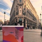 Elísabet Benavent Instagram - Querida Elisabet, Los sueños se cumplen. No todos, querida, pero algunos sí que lo hacen. Se cruza la suerte en el camino y con ella trabajas, creces, te pones a prueba, te haces preguntas incómodas, la cuidas y… … la magia existe si crees en ella. Así que sigue luchando. Cuando en la oficina se rían de ti porque adoras escribir, sigue. Cuando las cosas se pongan difíciles, persiste. Cuando te encuentres con la oportunidad, sé rápida. No creas que las cosas son fáciles. No idolatres el concepto del éxito, porque éxito es que tu casa se llene de amigos un domingo para comer pollo al horno, que tus padres estén sanos, que tu hermana siga dibujando, que tu otra hermana (la de vida) sonría y le emocione visitar Positano, reírte con Jose, que él te abrace por las noches, que tus gatos siempre te elijan. Curra mucho, Elisabet. Y ten miedo, permítete ese pánico, que te pone los pies en la tierra, que te hace ser crítica con tu trabajo (aunque todos sabemos que deberías domarlo). Pero, sobre todo, por encima de todas esas cosas: sigue soñando, porque un día te bajarás de un taxi justo frente a esta imagen y, con once años de trabajo a tus espaldas, te sonrojarás, te pondrás a reír a carcajadas, te sentirás una niña, te dolerá la cara de sonreír y sabrás, SABRÁS, que sigues amando y respetando lo que haces. Quedan 12 días para que Esnob esté disponible en las librerías. Gracias por hacer esto posible, familia coqueta. Nos veremos pronto. Feria del libro de Madrid y un pequeño puñado de ciudades que muy pronto anunciaré. Y por aquí, por aquí también nos veremos siempre que queráis. Sigo soñando. Pd: ojo, reina, ¡delante del Four Seasons!