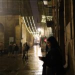 Elísabet Benavent Instagram - Fui un país en ruinas. Fui un lugar inhabitable incluso para mí. Así que me fabriqué un pasaporte con el que hacer que el tiempo y el espacio se convirtieran en el mismo borrón que dibujan los postes de teléfono cuando viajas en tren. Pero mi país era pequeño y me recorrí entera antes de lo esperado, así que me senté en el andén a esperar que llegase ayuda desde las fronteras. Y lo que vi no me gustó, ni hacia fuera ni hacia dentro. Y me cansé. Armada con más voluntad que fuerza puse en orden los destrozos, barrí las calles, encendí el alumbrado, coloqué de nuevo el cristal en todas las ventanas que estallaron en mí y, con el trabajo terminado, me senté, crucé las piernas y con un suspiro pensé: ahora sí. Pero ahora no. Porque llegaste tú. Y de pronto el cielo no estaba donde yo lo había colocado, el mes de septiembre duró 203 días y un suspiro (todo a la vez) y cuando quise darme cuenta ya no fumaba y me preocupaba la vida sana. Llegaste tú, y ahora en el país que soy suena música a todas horas y no sé dónde están los altavoces, porque me tiembla el pecho. ¿O es que volvió a latir? Llegaste tú, y llegaron los besos con el paraguas y los ojos cerrados, sin importar la lluvia, los cepillos del pelo y de dientes, el pijama, el cajón vacío, la muda, tus libros, los míos y las series que no puedo ver si no estás conmigo. Y perdí el reloj. Ahora ya no sé por qué parece que ha pasado un siglo desde que fui ruina ni por qué todo ha pasado tan rápido. Como los miedos, que también llegaron contigo, pero no de tu mano. Esos los puse yo. Miedo a que te vayas. A estropearlo. A que se muera solo. A que estemos locos de maneras diferentes. Y ya no habrá paz para este país pequeño que se pasa los días en fiesta, temiendo ese momento del domingo en que se cierra la puerta y vuelve el silencio. Ese momento, condensado, pequeño pero denso, antes de que mi vida retome el ritmo, cuando solo te echo de menos. Ahora, tumbada en el sofá con un libro en el regazo estoy triste porque es domingo, pero sonrío. Sonrío porque me ha dado por pensar que siempre fui un país caótico y pequeño, pero nunca nadie me hizo tantas fotos.