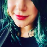 Elísabet Benavent Instagram – Me gusta la facilidad con la que todo es fácil a tu lado. Me gusta la sencillez con la que haces sencillo lo que otras veces pareció complicado. Me gusta la serendipia de nuestro encuentro, que parece repetirse en ondas concéntricas, en círculos de suerte y coincidencias, porque es posible creer aún en la magia.

Me gusta la carga electromagnética de tu piel contra mi piel cuando nos abrazamos y que hayamos encontrado una postura ergonómica en la que hablar muy cerca. Me gusta cómo me das los buenos días, con el protocolo de sonrisa y besos, y cómo odiamos la vida adulta cuando hay que deshacer el lazo de brazos y piernas para ir a trabajar.

Me gustan las velas de tu terraza, el sonido de tus guitarras, el chasquido de tus dedos cuando intentas mostrarme que el compás de esa canción que nos encanta es fuera de lo común. Me gusta tu gata, tus cafés, tus gafas, tu olor, esa camisa azul, tu barba, el crujido de tu dedo pulgar, los besos que me das, la pasión con la que hablas de lo que te apasiona, descubrir que aún tenemos más cosas en común, los fines de semana a tu lado y lo cerca que estamos de fundirnos en un silencio cómodo y apacible. Tú con tu música, yo con mis letras, nosotros a lo nuestro.

“Me gustas infinito   1”, me dijiste ayer. Y a mí me gusta el infinito que dibujan nuestros ochos, los planes, soñar en voz alta (que está permitido aunque después esos sueños zarpen a destinos desconocidos), echarnos de menos, poder hablar de las heridas y los miedos, prometernos un espacio seguro, poder seguir siendo un tú y un yo, con sus cosas, a pesar de querer un nosotros.

Hay mucho dentro de un “me gustas”, pero como a menudo da vergüenza verbalizarlo, he pensado que hoy mejor lo dejo por escrito.