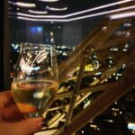 Elísabet Benavent Instagram - Quizá se ha convertido en un tópico, pero enamorarse da miedo. Mucho miedo. Al principio no mucho. Cuando aún tienes la adrenalina por las nubes, no es que no pienses en ello, es que directamente no piensas. Pero luego, el amor (cuando es amor) se asienta en el estómago y es entonces cuando te das cuenta de la magnitud del “problema”. Vuelves a abrirte a alguien, vuelves a mostrarte vulnerable frente a una persona que puede amarte, pero también puede herirte si las cosas salen mal. El tiempo se convierte en algo cruelmente elástico, que se estira cuando está lejos y se contrae si lo tienes junto a ti. Compartes tiempo, sueño, piel, cafés, preocupaciones, series y ciudades y, lo que antes era tuyo, ahora es vuestro. Vuelves a saber lo que es añorar y, aunque es romántico, aunque dice algo que a la postre siempre es bello, echar de menos no es bonito, es vacío y ningún amor debería acostumbrarse a ello. Enamorarse da miedo, claro, pero a mí, personalmente, me da más miedo la alternativa y el vértigo de no saber qué sería de nuestra vida si no se hubiera cruzado el amor.
