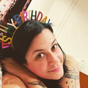 Elísabet Benavent Instagram - No tengo foto de la tarta ni de los brindis ni de las canciones ni de los abrazos ni de los regalos ni de… en realidad, de nada. De este 39 cumpleaños no tengo ninguna foto, porque no ha hecho falta. De lo importante uno se lleva recuerdos, no instantáneas. 
Me acabo de hacer esta, desmaquillada y con la diadema que me ha regalado @originalhs91 para daros las gracias por los buenos deseos y felicitaciones. 
La celebración de este año ha sido escueta, pero muy plena. Tengo la cocina llena de las flores que he ido recibiendo y el pecho lleno de abrazos. Tengo la certeza de que mis amigos me quieren bien y bonito y saben cómo hacerme sentir arropada y querida. 

Aquí están los treinta y todos… ¡pero si yo hace dos días estaba cumpliendo 30! 
Bah, ¿qué más da? Lo único que importa aquí es tener la intención de hacer con los que quedan por delante algo bonito. 
Felices 39 para mí. 
El año que viene el fiestón será leyenda.