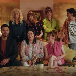 Elísabet Benavent Instagram - Las gracias se las damos nosotros a @betacoqueta por haber escrito unas historias que nos llegan al 💖 #ValeriaNetflix #UnCuentoPerfecto