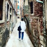 Elísabet Benavent Instagram – A veces sufro latigazos de una incapacitante inseguridad. Me siento obsesiva, paralizada, inválida. No sé de dónde viene este terrible miedo al abandono, pero lo cierto es que está aquí, conmigo, esperando agazapado a que algo me importe lo suficiente como para susurrar en mi oído que voy a perderlo. A alguien, algo que conseguí con mucho esfuerzo, a mí misma. No tiene sentido darle la espalda porque vive en mí y, en cierta manera, ese miedo también soy yo. 

No busco culpables para esa palpable falla en mis placas tectónicas, pero supongo que contribuyeron los malos amores… o más bien, creer que lo que decían tenía que ser cierto, aunque no me reconociera en sus palabras.
“Eres inconstante; nunca terminas lo que empiezas”, “solo hay que tener un poco de fuerza de voluntad”, “es tu culpa, que no paras”, “¿por qué no puedes simplemente contentarte con lo que te doy?” “debería sentir más por ti”, “mejor seamos amigos”… yo era siempre insuficiente.
Ya, ya sé; no deberíamos escuchar cómo el otro juzga sus debilidades a través de nosotros, pero…
… pero…

En cierta forma estoy rotísima, en cierto modo soy una mujer irrompible, y en esa dualidad, justo en la grieta que separa a esas dos mujeres que soy, escondo un nido, una guarida, un hogar.
Es aterrador abrir tus costillas, separar vísceras con los dedos, señalar el corazón y decirle a otro “ahí”, pero es la única manera que conozco de compartir lo compartible, de dar sentido a esas cosas de uno que siempre quiso que fueran de dos, sin perderse, sin anularse, sin fundirse en el otro.

Así que… aquí está, por si lo lees: tengo miedo. A ratos mucho. En ocasiones ni un ápice. Temo estropearlo, ser lo que me dijeron que era, romperme ahora que estaba tan erguida, perderte, no encontrarme, dolernos, que no sea, tener miedo al miedo.
Perdóname este “no eres tú, soy yo”, pero es que no eres tú, soy yo, que tengo que asumir que has entrado ahí donde las cosas importan y temo perderte.