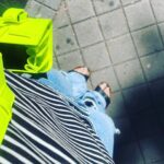 Elísabet Benavent Instagram - Hace unos días al maravilloso @maximohuerta le preguntaron en una entrevista qué hacía para cuidarse, a lo que respondió sabiamente: leer. Leer es para mí, entre otras tantas cosas, parte de la cultura del mimo, del auto cuidado y el abrazo. Es necesario parar, pero lo es mucho más saber qué hacer cuando el ruido de la maquinaria cesa y nos quedamos solos en nuestro vacío. Esta semana peté. Peté con un estruendo que no recordaba. Una decepción fue la chispa que puso en evidencia que había un par de circuitos dañados en la placa base, que estaba terriblemente recalentada. Venía notándolo, pero no pude parar. Hasta ahora. Ahora paro. No van a ser unas vacaciones. En realidad, voy a estar yendo y viniendo con el ordenador bajo el brazo y el cuaderno en el bolso, pero necesito alejarme del ruido y cuidarme. Cuidarme, que quiere decir leer en la hamaca, nadar en el mar, hacer gazpacho casero, tender las sábanas al sol, descalza, mientras suena un vinilo de Aretha, comer helado de limón con hierbabuena, escribir en la terraza, con el mar de fondo, descorchar una botella de cava y beberlo despacio y muy frío al atardecer. Desoír durante una temporada los “me tienes que hacer un favor”, porque el favor hoy lo necesito yo. De mí para mí. Elisabet va a parar. Disculpad los mensajes que no contestaré, los mails que no atenderé y las peticiones a las que no podré dar respuesta, pero es tiempo de vivir. Y lo necesito.
