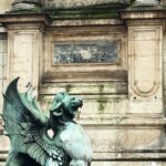 Elísabet Benavent Instagram - Quizá se ha convertido en un tópico, pero enamorarse da miedo. Mucho miedo. Al principio no mucho. Cuando aún tienes la adrenalina por las nubes, no es que no pienses en ello, es que directamente no piensas. Pero luego, el amor (cuando es amor) se asienta en el estómago y es entonces cuando te das cuenta de la magnitud del “problema”. Vuelves a abrirte a alguien, vuelves a mostrarte vulnerable frente a una persona que puede amarte, pero también puede herirte si las cosas salen mal. El tiempo se convierte en algo cruelmente elástico, que se estira cuando está lejos y se contrae si lo tienes junto a ti. Compartes tiempo, sueño, piel, cafés, preocupaciones, series y ciudades y, lo que antes era tuyo, ahora es vuestro. Vuelves a saber lo que es añorar y, aunque es romántico, aunque dice algo que a la postre siempre es bello, echar de menos no es bonito, es vacío y ningún amor debería acostumbrarse a ello. Enamorarse da miedo, claro, pero a mí, personalmente, me da más miedo la alternativa y el vértigo de no saber qué sería de nuestra vida si no se hubiera cruzado el amor.