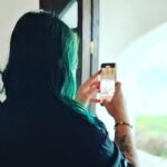 Elísabet Benavent Instagram – VUELTA A LA TERNURA

Te dices a ti misma que el cariño es como montar en bicicleta, y te lo dices con alivio, después de creer que ya no sabías, que no te salía, que ya no era para ti. Que sí, pero no de ese tipo. 
Es lo malo de tomar ciertos caminos, escuchar a ciertas personas, perder cierto tiempo: dejas de creer en aquello que no ves. 

Te observas, por primera vez en mucho tiempo, con bonanza. Es curioso cómo sentirse arropada puede desempañar el espejo. Y te acurrucas, y dices tonterías, y te ríes, y haces planes, y besas, y retozas, y desordenas las palabras, las sábanas, el fin de semana, el pelo y un poco la vida. Pero no importa, porque entiendes que las palabras son importantes, que quieres cumplir con cada plan, que no hay prisa pero sí ganas, que “vaya lío”, pero no tanto porque ya no te puedes frenar. Ni quieres. Aunque despacio.
Despacio porque es el tempo de las cosas bien hechas, porque despacio no significa estar parado. Despacio solo es un ritmo compartido, el consenso, el continente que envuelve un contenido del que se puede hablar. Porque despacio es eso, sobre todo eso: poder hablar.
Y vuelve la ternura. Y vuelve abrazar. Y vuelve, vuelve, vuelve… y, cariño, no te vayas, quédate cinco minutos más.