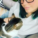 Elísabet Benavent Instagram - Hace unos días al maravilloso @maximohuerta le preguntaron en una entrevista qué hacía para cuidarse, a lo que respondió sabiamente: leer. Leer es para mí, entre otras tantas cosas, parte de la cultura del mimo, del auto cuidado y el abrazo. Es necesario parar, pero lo es mucho más saber qué hacer cuando el ruido de la maquinaria cesa y nos quedamos solos en nuestro vacío. Esta semana peté. Peté con un estruendo que no recordaba. Una decepción fue la chispa que puso en evidencia que había un par de circuitos dañados en la placa base, que estaba terriblemente recalentada. Venía notándolo, pero no pude parar. Hasta ahora. Ahora paro. No van a ser unas vacaciones. En realidad, voy a estar yendo y viniendo con el ordenador bajo el brazo y el cuaderno en el bolso, pero necesito alejarme del ruido y cuidarme. Cuidarme, que quiere decir leer en la hamaca, nadar en el mar, hacer gazpacho casero, tender las sábanas al sol, descalza, mientras suena un vinilo de Aretha, comer helado de limón con hierbabuena, escribir en la terraza, con el mar de fondo, descorchar una botella de cava y beberlo despacio y muy frío al atardecer. Desoír durante una temporada los “me tienes que hacer un favor”, porque el favor hoy lo necesito yo. De mí para mí. Elisabet va a parar. Disculpad los mensajes que no contestaré, los mails que no atenderé y las peticiones a las que no podré dar respuesta, pero es tiempo de vivir. Y lo necesito.