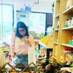 Elísabet Benavent Instagram - Hace unos días al maravilloso @maximohuerta le preguntaron en una entrevista qué hacía para cuidarse, a lo que respondió sabiamente: leer. Leer es para mí, entre otras tantas cosas, parte de la cultura del mimo, del auto cuidado y el abrazo. Es necesario parar, pero lo es mucho más saber qué hacer cuando el ruido de la maquinaria cesa y nos quedamos solos en nuestro vacío. Esta semana peté. Peté con un estruendo que no recordaba. Una decepción fue la chispa que puso en evidencia que había un par de circuitos dañados en la placa base, que estaba terriblemente recalentada. Venía notándolo, pero no pude parar. Hasta ahora. Ahora paro. No van a ser unas vacaciones. En realidad, voy a estar yendo y viniendo con el ordenador bajo el brazo y el cuaderno en el bolso, pero necesito alejarme del ruido y cuidarme. Cuidarme, que quiere decir leer en la hamaca, nadar en el mar, hacer gazpacho casero, tender las sábanas al sol, descalza, mientras suena un vinilo de Aretha, comer helado de limón con hierbabuena, escribir en la terraza, con el mar de fondo, descorchar una botella de cava y beberlo despacio y muy frío al atardecer. Desoír durante una temporada los “me tienes que hacer un favor”, porque el favor hoy lo necesito yo. De mí para mí. Elisabet va a parar. Disculpad los mensajes que no contestaré, los mails que no atenderé y las peticiones a las que no podré dar respuesta, pero es tiempo de vivir. Y lo necesito.