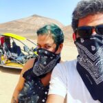 Elísabet Benavent Instagram - Querido verano de 2023: No sé muy bien qué decirte. Siento que han pasado un par de años desde que empezaste. Debo ser la única persona a la que el calor se le hace largo y el frío demasiado corto. Has sido un verano extraño, quizá porque has sido el primero, desde hace mucho tiempo, al que he decidido honrar como unos meses de descanso. Me siento como una escolar a puertas del nuevo curso. También ha sido rara la acumulación de vivencias que has traído contigo… hace poco me proferiste un bofetón para hacerme consciente de lo que realmente importa. Sé que todo saldrá bien, pero qué susto. También has traído pequeñas angustias, viajes redondos, canciones perfectas, noches bajo las estrellas, brindis, carcajadas, mimos y mar. Me he alejado de aquello que no me hacía bien, me he acercado a lo que me cuida y me hará mejor, he intentado crecer. Espero recordarte como el verano en que dejé de fumar y bailé bajo un faro una música lejana. Espero que lo demás se marche como llegó y que yo haya aprendido de ti, por fin, que lo único importante en la vida es vivir.