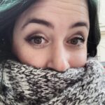 Elísabet Benavent Instagram - Quizá se ha convertido en un tópico, pero enamorarse da miedo. Mucho miedo. Al principio no mucho. Cuando aún tienes la adrenalina por las nubes, no es que no pienses en ello, es que directamente no piensas. Pero luego, el amor (cuando es amor) se asienta en el estómago y es entonces cuando te das cuenta de la magnitud del “problema”. Vuelves a abrirte a alguien, vuelves a mostrarte vulnerable frente a una persona que puede amarte, pero también puede herirte si las cosas salen mal. El tiempo se convierte en algo cruelmente elástico, que se estira cuando está lejos y se contrae si lo tienes junto a ti. Compartes tiempo, sueño, piel, cafés, preocupaciones, series y ciudades y, lo que antes era tuyo, ahora es vuestro. Vuelves a saber lo que es añorar y, aunque es romántico, aunque dice algo que a la postre siempre es bello, echar de menos no es bonito, es vacío y ningún amor debería acostumbrarse a ello. Enamorarse da miedo, claro, pero a mí, personalmente, me da más miedo la alternativa y el vértigo de no saber qué sería de nuestra vida si no se hubiera cruzado el amor.