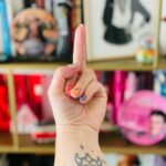 Elísabet Benavent Instagram - No te cierres, pero tampoco te abras. No te abras, por favor, o pensarán que eres esa caja de música a la que acarician y hace saltar una figura que baila o ríe al son ajeno. Da igual si el otro se abre, da igual si el otro confiesa: no te abras, o no habrá misterio. Ser humana no está permitido. Sé vulnerable, no obstante. Debes serlo. Que el daño no endurezca la piel. Tus cicatrices no deben verse. Escóndelas. Avergüénzate de ellas o pensarán que antes de él ya te descartó otro, la vida, la suerte. Da cariño, pero el justo. Cuidado con no pasarte, o pensará que estás demasiado interesada. Cuidado con no llegar, o pensará que eres fría, que estás yerma, que debes curar tus inviernos, que no tienes primaveras. No seas fuerte, no muestres independencia, no tengas éxito. Eso asusta. Mantén un perfil bajo, por Dios. Él debe ser el ganador. Celebra tus triunfos con la boca pequeña y la cabeza gacha o sentirá que le castras. Cuando te pregunten, contesta que estás bien, que qué tal el otro. No digas que estás rota, que no puedes más, que no sabes qué te pasa pero que necesitas desaparecer. No lo digas, o te convencerán de que estás mejor de lo que crees, que no tienes derecho a penar, que tus privilegios no te permiten sangrar. Pierde peso. Un poco más. Engorda un poco. Un poco más. Da igual. La cuestión es que te adecues al estándar. La cuestión es que no seas quien eres; dedica tu vida a aspirar a ser de otra forma, y gasta, claro. Por el camino gasta intentando ser como te han hecho creer que debes ser, porque el sistema necesita ser alimentado y tú has nacido para seguir haciendo que funcione. Sobre todo, no te relajes. Nunca. No bajes la guardia. No te quieras como eres. No te ilusiones. No aspires a la tranquilidad. No seas feliz por leer al sol, por las noches de verano, por ver el mar, por una cerveza helada sacada de una nevera portátil en la playa, por decirle a ese amigo que lo quieres mucho más de lo que se lo dices, por disfrutar de cómo tu padre te sirve un vino, de cómo tu madre te pone una película antigua y te frota las piernas, de un buen libro, de escoger. Sólo hay dos equipos: el del “no” o ser revolución. Manicura by @lirbanails