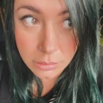Elísabet Benavent Instagram - Sigo aprendiendo y, de un modo absurdo, me sorprende. Yo sabía que no se dejaba de aprender jamás, pero quizá pensé que habría cosas que ya sabría a mi edad. Sigo aprendiendo sobre el miedo. Cada año es como una mano que aprende a dibujar y que se empeña en hacer más nítido el perfil del pánico. Antes temía y muchas veces no sabía ni a qué. Ahora lo sé: temo la pérdida, temo el dolor de los míos, temo la frustración de no poder aliviar el vacío ajeno, temo no ser nunca lo suficientemente buena para mí misma. Sigo aprendiendo sobre qué es el amor. Creo que nunca sabré dar una definición exacta, pero sigo aprendiendo que a veces se disfraza de silencio cómodo, que duerme buscándote en la cama, que huele a rutinas, que no se alimenta de grandes gestos, si no de pequeñas palabras. Este año aprendí que se puede amar lo que no esperas y que se ama, además, con calma. Sigo aprendiendo sobre mí, sobre aquellas cosas que me afean el ánimo, sobre mis cicatrices y la cojera que me dejaron algunos dolores. Aprendo que mi cuerpo puede con más de lo que creo, que hay que abrazarse cuando todo sale mal y no tomarse demasiado en serio cuando sale todo bien y que se puede mandar a la mierda a quien defienda que de la tristeza profunda te saca un pintalabios rojo y un poquito de actitud. A mí, del hoyo, me sacó el amor de los míos, el tiempo, la terapia y la cantidad de uñas que dejé clavadas en la tierra para poder escalar hasta la luz. Sigo aprendiendo sobre la belleza, sobre la moda, sobre lo frívolo y lo divino, sobre lo que me gusta y la vida a la que aspiro, sobre la luz y la tiniebla, sobre el arte, la literatura y la soledad. Sigo aprendiendo, qué bien, pues vivo además de sobrevivir. Y entre lección y lección aprendo a poner límites, a decir no, a decir “no es momento”, a lamerme las heridas, a exigirme bonito y a decir te quiero.