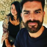 Elísabet Benavent Instagram - Querido verano de 2023: No sé muy bien qué decirte. Siento que han pasado un par de años desde que empezaste. Debo ser la única persona a la que el calor se le hace largo y el frío demasiado corto. Has sido un verano extraño, quizá porque has sido el primero, desde hace mucho tiempo, al que he decidido honrar como unos meses de descanso. Me siento como una escolar a puertas del nuevo curso. También ha sido rara la acumulación de vivencias que has traído contigo… hace poco me proferiste un bofetón para hacerme consciente de lo que realmente importa. Sé que todo saldrá bien, pero qué susto. También has traído pequeñas angustias, viajes redondos, canciones perfectas, noches bajo las estrellas, brindis, carcajadas, mimos y mar. Me he alejado de aquello que no me hacía bien, me he acercado a lo que me cuida y me hará mejor, he intentado crecer. Espero recordarte como el verano en que dejé de fumar y bailé bajo un faro una música lejana. Espero que lo demás se marche como llegó y que yo haya aprendido de ti, por fin, que lo único importante en la vida es vivir.