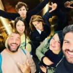 Elísabet Benavent Instagram - ¡¡Es hoy, es hoy, es hoy!! Es hoy, pero para llegar hasta aquí hemos caminado muchísimo. Hace ya dos años que comenzó a gestarse este proyecto y desde hace ya dos años he ido viendo cumplirse un sueño. Es la primera vez que participo tan activamente en la adaptación de uno de mis libros y, aunque no tengo ni idea de nada y soy una recién llegada, puedo afirmar que esta experiencia me ha hecho crecer… y no solo profesionalmente. Quiero dar las gracias a todas las personas que han hecho posible que ‘Un cuento perfecto’ esté hoy en vuestras pantallas. @concha_estruga sin ti esto hubiera sido imposible. Gracias a @plano_a_plano en su totalidad (y a César Benítez, David Jareño y Emilio Amaré en concreto). Gracias a @marinaperezb por el mejor guion que hubiera podido soñar. Gracias a @chloewallace_ por materializarlo y hacer que nos enamoremos de ellos en cada plano. Gracias a Ángel Armada y Laurent Berna por la postproducción y a @_cebrian_renau_aec por una fotografía para morirse de amor. Gracias a @mariatapia2 y @lacortes19 por esos looks siempre perfectos. Gracias a @sergiolh81 y @helen__cast por la peluquería y maquillaje de cuento. Gracias a @yaelbelicha por su maravilloso trabajo. A todo el equipo (Paula, Antonio, Leticia, Lucía, Chipi… jo, perdonad a los que me dejo, tengo la cabeza para aguantarme las orejas)… GRACIAS. Por supuesto, GRACIAS al mejor cast del mundo, que han dado vida a los personajes de una manera mágica @nanitita @meeeeeeeel_ @jimmycastro_ @giajons @russianready @meelocotoon @lydia.pavon @marioermito Gracias a @netflixes por dar alas a este sueño. Y, por supuesto, gracias a todas las personas que leísteis ‘Un cuento perfecto’, a las que lo leeréis, a las que veréis la serie, ya sea en un maratón o paladeándola. GRACIAS en mayúsculas, porque esta es la historia de un cuento imperfecto que terminó siendo inmejorable. No me olvido del mejor compañero de aventuras del mundo: @originalhs91 te quiero, hermano. Un cuento perfecto, ya disponible en Netflix en 192 países. Pd: aún no me creo que sea tan INCREÍBLE!!!! Pd: os dejo unas cuantas fotos de los días que pasé en Grecia viendo el inicio del rodaje. Disfruté como una niña.