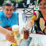 Elísabet Benavent Instagram - Querido verano de 2023: No sé muy bien qué decirte. Siento que han pasado un par de años desde que empezaste. Debo ser la única persona a la que el calor se le hace largo y el frío demasiado corto. Has sido un verano extraño, quizá porque has sido el primero, desde hace mucho tiempo, al que he decidido honrar como unos meses de descanso. Me siento como una escolar a puertas del nuevo curso. También ha sido rara la acumulación de vivencias que has traído contigo… hace poco me proferiste un bofetón para hacerme consciente de lo que realmente importa. Sé que todo saldrá bien, pero qué susto. También has traído pequeñas angustias, viajes redondos, canciones perfectas, noches bajo las estrellas, brindis, carcajadas, mimos y mar. Me he alejado de aquello que no me hacía bien, me he acercado a lo que me cuida y me hará mejor, he intentado crecer. Espero recordarte como el verano en que dejé de fumar y bailé bajo un faro una música lejana. Espero que lo demás se marche como llegó y que yo haya aprendido de ti, por fin, que lo único importante en la vida es vivir.
