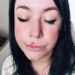 Elísabet Benavent Instagram - Este es un post de agradecimiento. Si durante los últimos dos meses me ayudaste a respirar profundo… Si me dijiste que lo estaba haciendo bien… Si me aseguraste que equivocarse no iba más allá de aprender… Si me escribiste deseando que todo fuera bien… Si jugaste conmigo a las cartas… Si empatizaste con la necesidad de esconder la cabeza bajo tierra (o tras un libro, acurrucada en el sofá)… Si me mandaste fuerza, un abrazo, las mejores intenciones, un meme, un chiste… Si me animaste a seguir con mis rutinas sanas, te interesaste por saber qué tal iba la meditación, si había noticias, si quería hacer algún plan o prefería estar en casa, cómo me había ido la jornada de trabajo… Si supiste lo importante que era para mí lo importante, si estuviste a mi lado incluso estando lejos, si te preocupaste por mí (en el buen sentido, en el de cuidar)… GRACIAS. Muchas veces no somos conscientes de la suerte que tenemos. Gracias a los que están. Siempre. Gracias. Y a ti que me lees, por supuesto.