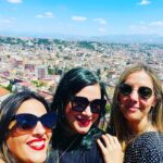 Elísabet Benavent Instagram - Querido verano de 2023: No sé muy bien qué decirte. Siento que han pasado un par de años desde que empezaste. Debo ser la única persona a la que el calor se le hace largo y el frío demasiado corto. Has sido un verano extraño, quizá porque has sido el primero, desde hace mucho tiempo, al que he decidido honrar como unos meses de descanso. Me siento como una escolar a puertas del nuevo curso. También ha sido rara la acumulación de vivencias que has traído contigo… hace poco me proferiste un bofetón para hacerme consciente de lo que realmente importa. Sé que todo saldrá bien, pero qué susto. También has traído pequeñas angustias, viajes redondos, canciones perfectas, noches bajo las estrellas, brindis, carcajadas, mimos y mar. Me he alejado de aquello que no me hacía bien, me he acercado a lo que me cuida y me hará mejor, he intentado crecer. Espero recordarte como el verano en que dejé de fumar y bailé bajo un faro una música lejana. Espero que lo demás se marche como llegó y que yo haya aprendido de ti, por fin, que lo único importante en la vida es vivir.