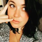 Elísabet Benavent Instagram - A menudo tengo miedo de las cosas buenas, de las que me hacen sentir viva, bien, merecedora de ellas. Ese miedo me da rabia porque es herencia de todos los cuentos chinos con los que en lugar de ayudarme a dormir, me quitaron el sueño. Me da rabia porque yo era valiente y ahora las mariposas en el estómago, los besos en los párpados, las carcajadas y las caricias me dan miedo y no sé si tengo que reivindicar el espacio de ese temor o decirle a la vida que si al final me atropella, por lo menos podré decir que he vivido.