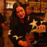 Elísabet Benavent Instagram - Este es un post de agradecimiento. Si durante los últimos dos meses me ayudaste a respirar profundo… Si me dijiste que lo estaba haciendo bien… Si me aseguraste que equivocarse no iba más allá de aprender… Si me escribiste deseando que todo fuera bien… Si jugaste conmigo a las cartas… Si empatizaste con la necesidad de esconder la cabeza bajo tierra (o tras un libro, acurrucada en el sofá)… Si me mandaste fuerza, un abrazo, las mejores intenciones, un meme, un chiste… Si me animaste a seguir con mis rutinas sanas, te interesaste por saber qué tal iba la meditación, si había noticias, si quería hacer algún plan o prefería estar en casa, cómo me había ido la jornada de trabajo… Si supiste lo importante que era para mí lo importante, si estuviste a mi lado incluso estando lejos, si te preocupaste por mí (en el buen sentido, en el de cuidar)… GRACIAS. Muchas veces no somos conscientes de la suerte que tenemos. Gracias a los que están. Siempre. Gracias. Y a ti que me lees, por supuesto.