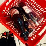 Elísabet Benavent Instagram - Este es un post de agradecimiento. Si durante los últimos dos meses me ayudaste a respirar profundo… Si me dijiste que lo estaba haciendo bien… Si me aseguraste que equivocarse no iba más allá de aprender… Si me escribiste deseando que todo fuera bien… Si jugaste conmigo a las cartas… Si empatizaste con la necesidad de esconder la cabeza bajo tierra (o tras un libro, acurrucada en el sofá)… Si me mandaste fuerza, un abrazo, las mejores intenciones, un meme, un chiste… Si me animaste a seguir con mis rutinas sanas, te interesaste por saber qué tal iba la meditación, si había noticias, si quería hacer algún plan o prefería estar en casa, cómo me había ido la jornada de trabajo… Si supiste lo importante que era para mí lo importante, si estuviste a mi lado incluso estando lejos, si te preocupaste por mí (en el buen sentido, en el de cuidar)… GRACIAS. Muchas veces no somos conscientes de la suerte que tenemos. Gracias a los que están. Siempre. Gracias. Y a ti que me lees, por supuesto.