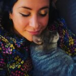 Elísabet Benavent Instagram - Llevo días como el cielo de Madrid: paso del sol más brillante a la nube más espesa. La ansiedad no perdona, te persigue; tiene piernas fuertes y largas, sabe de tus escondites, puede encontrarte en cualquier parte. Necesito de manera urgente una desconexión que solo consigo entre las páginas de un libro, entre unos brazos que me aprieten fuerte o en la más absoluta soledad: aquella que solo se consigue estando rodeada de gente. Me gustan los locales abarrotados en los que todos somos desconocidos. Para enfrentar la ansiedad no me sé ningún truco. Cada vez estoy más segura de que es necesario abrazarla, sin que eso suponga ningún problema en concreto. A veces te abofetea solamente por cansancio y está bien. Solo tengo que dejarla vagar por mis pasillos un tiempo, como si yo fuera una mansión gótica y ella mi fantasma. Después desaparece, porque aunque me encantan las historias de almas en pena, nunca he estado segura de creer en ellas. Aquello en lo que no se cree tiene más peligro de desaparecer. Mi truco es abrazarme. A mí. A mis gatos. A mi necesidad de silencio. A las tardes de tormenta. A los libros. Al capricho de comerse unas gildas en el Café Comercial. A las cosas bonitas y frívolas que no vienen si no a hablar de que merecemos mimos. Como la manicura de limones que me hizo @lirbanails y de la que no querría desprenderme nunca. Me gusta esto de repasar mis días con una galería de fotos sencillas, sin ceremonia, sin el lustre que acostumbramos a ver en estos lares. Feliz martes. ❤️