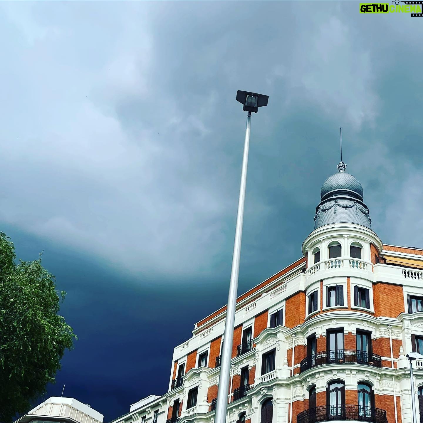 Elísabet Benavent Instagram - Llevo días como el cielo de Madrid: paso del sol más brillante a la nube más espesa. La ansiedad no perdona, te persigue; tiene piernas fuertes y largas, sabe de tus escondites, puede encontrarte en cualquier parte. Necesito de manera urgente una desconexión que solo consigo entre las páginas de un libro, entre unos brazos que me aprieten fuerte o en la más absoluta soledad: aquella que solo se consigue estando rodeada de gente. Me gustan los locales abarrotados en los que todos somos desconocidos. Para enfrentar la ansiedad no me sé ningún truco. Cada vez estoy más segura de que es necesario abrazarla, sin que eso suponga ningún problema en concreto. A veces te abofetea solamente por cansancio y está bien. Solo tengo que dejarla vagar por mis pasillos un tiempo, como si yo fuera una mansión gótica y ella mi fantasma. Después desaparece, porque aunque me encantan las historias de almas en pena, nunca he estado segura de creer en ellas. Aquello en lo que no se cree tiene más peligro de desaparecer. Mi truco es abrazarme. A mí. A mis gatos. A mi necesidad de silencio. A las tardes de tormenta. A los libros. Al capricho de comerse unas gildas en el Café Comercial. A las cosas bonitas y frívolas que no vienen si no a hablar de que merecemos mimos. Como la manicura de limones que me hizo @lirbanails y de la que no querría desprenderme nunca. Me gusta esto de repasar mis días con una galería de fotos sencillas, sin ceremonia, sin el lustre que acostumbramos a ver en estos lares. Feliz martes. ❤️