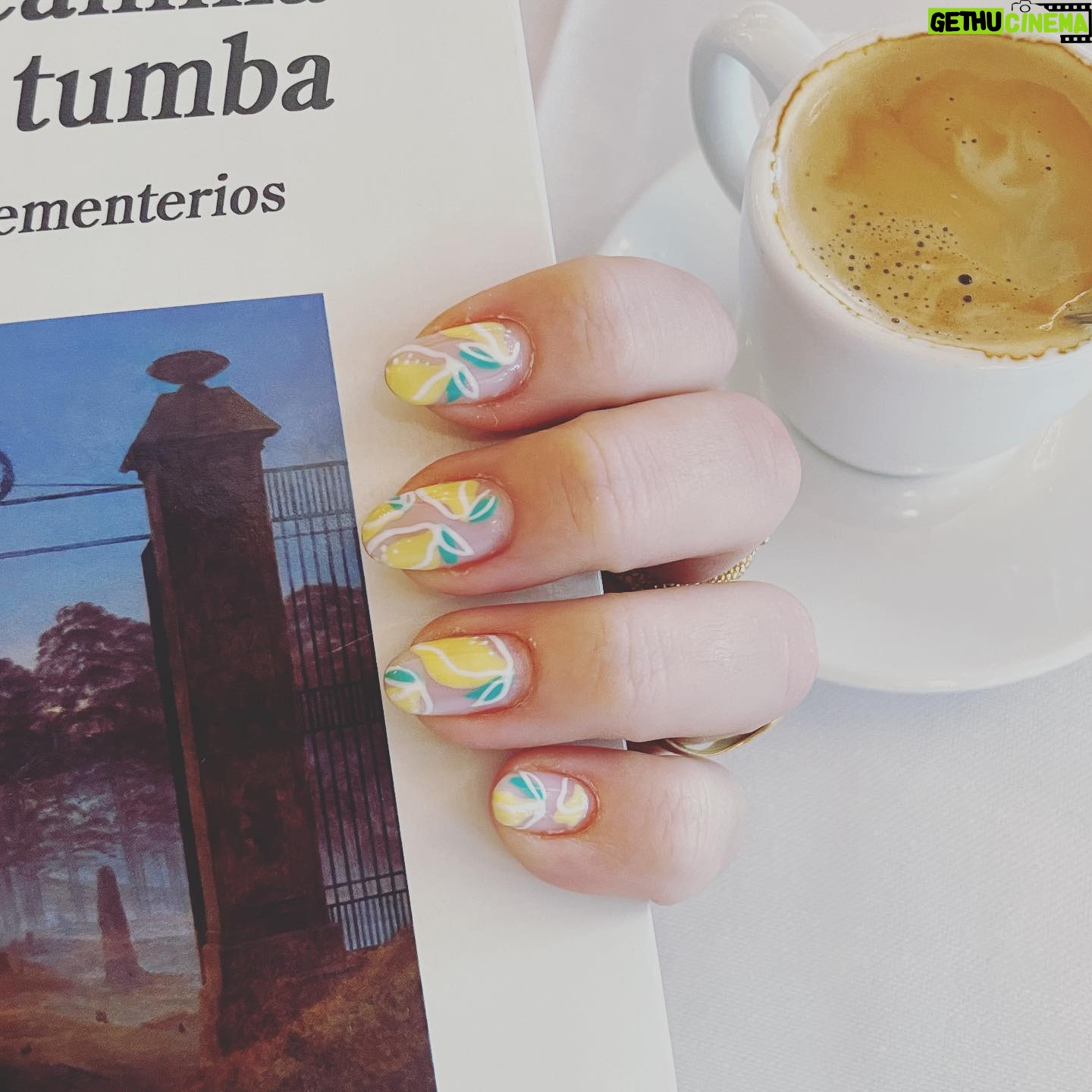 Elísabet Benavent Instagram - Llevo días como el cielo de Madrid: paso del sol más brillante a la nube más espesa. La ansiedad no perdona, te persigue; tiene piernas fuertes y largas, sabe de tus escondites, puede encontrarte en cualquier parte. Necesito de manera urgente una desconexión que solo consigo entre las páginas de un libro, entre unos brazos que me aprieten fuerte o en la más absoluta soledad: aquella que solo se consigue estando rodeada de gente. Me gustan los locales abarrotados en los que todos somos desconocidos. Para enfrentar la ansiedad no me sé ningún truco. Cada vez estoy más segura de que es necesario abrazarla, sin que eso suponga ningún problema en concreto. A veces te abofetea solamente por cansancio y está bien. Solo tengo que dejarla vagar por mis pasillos un tiempo, como si yo fuera una mansión gótica y ella mi fantasma. Después desaparece, porque aunque me encantan las historias de almas en pena, nunca he estado segura de creer en ellas. Aquello en lo que no se cree tiene más peligro de desaparecer. Mi truco es abrazarme. A mí. A mis gatos. A mi necesidad de silencio. A las tardes de tormenta. A los libros. Al capricho de comerse unas gildas en el Café Comercial. A las cosas bonitas y frívolas que no vienen si no a hablar de que merecemos mimos. Como la manicura de limones que me hizo @lirbanails y de la que no querría desprenderme nunca. Me gusta esto de repasar mis días con una galería de fotos sencillas, sin ceremonia, sin el lustre que acostumbramos a ver en estos lares. Feliz martes. ❤️