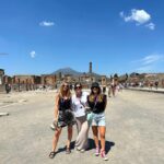 Elísabet Benavent Instagram - Pompeya. Solana. Cumplir la promesa de nuestros yos de veinte años que querían viajar juntas a cualquier confín del mundo. Pd: Aurora y yo solemos tener brazos, pero teníamos que esconder los artilugios dispensadores de agua y aire que nos hemos comprado al entrar, como si fuéramos niñas.