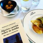 Elísabet Benavent Instagram - Llevo días como el cielo de Madrid: paso del sol más brillante a la nube más espesa. La ansiedad no perdona, te persigue; tiene piernas fuertes y largas, sabe de tus escondites, puede encontrarte en cualquier parte. Necesito de manera urgente una desconexión que solo consigo entre las páginas de un libro, entre unos brazos que me aprieten fuerte o en la más absoluta soledad: aquella que solo se consigue estando rodeada de gente. Me gustan los locales abarrotados en los que todos somos desconocidos. Para enfrentar la ansiedad no me sé ningún truco. Cada vez estoy más segura de que es necesario abrazarla, sin que eso suponga ningún problema en concreto. A veces te abofetea solamente por cansancio y está bien. Solo tengo que dejarla vagar por mis pasillos un tiempo, como si yo fuera una mansión gótica y ella mi fantasma. Después desaparece, porque aunque me encantan las historias de almas en pena, nunca he estado segura de creer en ellas. Aquello en lo que no se cree tiene más peligro de desaparecer. Mi truco es abrazarme. A mí. A mis gatos. A mi necesidad de silencio. A las tardes de tormenta. A los libros. Al capricho de comerse unas gildas en el Café Comercial. A las cosas bonitas y frívolas que no vienen si no a hablar de que merecemos mimos. Como la manicura de limones que me hizo @lirbanails y de la que no querría desprenderme nunca. Me gusta esto de repasar mis días con una galería de fotos sencillas, sin ceremonia, sin el lustre que acostumbramos a ver en estos lares. Feliz martes. ❤️