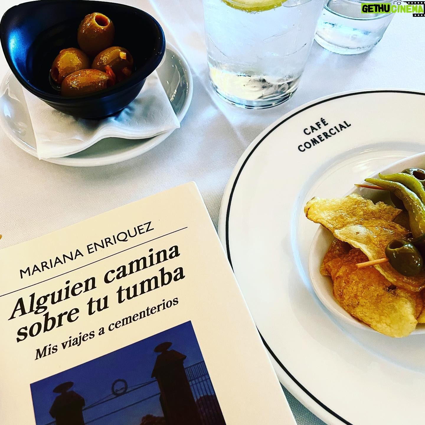 Elísabet Benavent Instagram - Llevo días como el cielo de Madrid: paso del sol más brillante a la nube más espesa. La ansiedad no perdona, te persigue; tiene piernas fuertes y largas, sabe de tus escondites, puede encontrarte en cualquier parte. Necesito de manera urgente una desconexión que solo consigo entre las páginas de un libro, entre unos brazos que me aprieten fuerte o en la más absoluta soledad: aquella que solo se consigue estando rodeada de gente. Me gustan los locales abarrotados en los que todos somos desconocidos. Para enfrentar la ansiedad no me sé ningún truco. Cada vez estoy más segura de que es necesario abrazarla, sin que eso suponga ningún problema en concreto. A veces te abofetea solamente por cansancio y está bien. Solo tengo que dejarla vagar por mis pasillos un tiempo, como si yo fuera una mansión gótica y ella mi fantasma. Después desaparece, porque aunque me encantan las historias de almas en pena, nunca he estado segura de creer en ellas. Aquello en lo que no se cree tiene más peligro de desaparecer. Mi truco es abrazarme. A mí. A mis gatos. A mi necesidad de silencio. A las tardes de tormenta. A los libros. Al capricho de comerse unas gildas en el Café Comercial. A las cosas bonitas y frívolas que no vienen si no a hablar de que merecemos mimos. Como la manicura de limones que me hizo @lirbanails y de la que no querría desprenderme nunca. Me gusta esto de repasar mis días con una galería de fotos sencillas, sin ceremonia, sin el lustre que acostumbramos a ver en estos lares. Feliz martes. ❤️