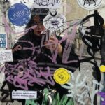 Elísabet Benavent Instagram - Me siento poco original y, además, algo egocéntrica, pero he convertido este “hacer repaso del año” en una tradición que me permite ser honesta conmigo misma, y también con las redes sociales. 2023 ha sido un año difícil; no malo, difícil. Ha sido el año de la soledad escogida, de temer de verdad por primera vez por alguien a quien quieres, de cambiar de rumbo, perder el miedo (o al menos encararlo con buen talante). Ha sido el año de dejar de fumar, de volver a cocinar, de hacer deporte por placer y buscar cierta tranquilidad. Ha sido el año del jetlag, de sobrevolar los Andes, de romper con vínculos tóxicos, seguir yendo a terapia, abrazar mi cuerpo grande y quererme mejor. Porque de eso va, ¿no? De quererse cada año un poquito mejor. Me fui a París dos semanas, la primera sola, la segunda en la mejor compañía. Me hice fotos en los baños con mi hermana pequeña. Hablamos muchísimo sobre la vida y le presentamos nuestras quejas y nuestras ofrendas. Me demostré que Maldivas no tiene por qué ser un destino para enamorados, aunque la amistad es otro tipo de amor. Hice hogar junto al Mediterráneo, donde recibí malas noticias, brindé por la vida, lloré, me reí, retocé y leí. Presenté un libro que cerraba un ciclo simbólico. Me atreví a jugar con las apariencias y a reírme con ello. Y lo presentó un tipo maravilloso al que quiero millones. Vi Santiago de Chile despertar entre montañas y “a Amaral le gusta esto”. Hice el loco con amigos. Afiancé amistades que quiero que duren para siempre. Como para siempre quiero que viva el vínculo mágico e increíble que me une a mi sagrada editora y amiga Ana y a mi primo postizo Miguel. Qué suerte tenerles. También cumplí la promesa de recorrer mundo junto a ellas y, tendremos que demostrarlo en los años venideros, pero tenemos la intención de seguir haciéndolo. Napoles querida… Y en el momento en el que abracé mi cuerpo y mi vida en soledad, que le di un sentido propio e intransferible a la palabra hogar, que dejé de esperar más, llegó una ola enorme que me elevó sobre mis expectativas, me meció y puso la primera letra para un nuevo idioma compartido. Y me enamoré. Vaya año. Vaya viaje. Vamos a por otro. ¿Me acompañáis?