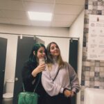 Elísabet Benavent Instagram - Me siento poco original y, además, algo egocéntrica, pero he convertido este “hacer repaso del año” en una tradición que me permite ser honesta conmigo misma, y también con las redes sociales. 2023 ha sido un año difícil; no malo, difícil. Ha sido el año de la soledad escogida, de temer de verdad por primera vez por alguien a quien quieres, de cambiar de rumbo, perder el miedo (o al menos encararlo con buen talante). Ha sido el año de dejar de fumar, de volver a cocinar, de hacer deporte por placer y buscar cierta tranquilidad. Ha sido el año del jetlag, de sobrevolar los Andes, de romper con vínculos tóxicos, seguir yendo a terapia, abrazar mi cuerpo grande y quererme mejor. Porque de eso va, ¿no? De quererse cada año un poquito mejor. Me fui a París dos semanas, la primera sola, la segunda en la mejor compañía. Me hice fotos en los baños con mi hermana pequeña. Hablamos muchísimo sobre la vida y le presentamos nuestras quejas y nuestras ofrendas. Me demostré que Maldivas no tiene por qué ser un destino para enamorados, aunque la amistad es otro tipo de amor. Hice hogar junto al Mediterráneo, donde recibí malas noticias, brindé por la vida, lloré, me reí, retocé y leí. Presenté un libro que cerraba un ciclo simbólico. Me atreví a jugar con las apariencias y a reírme con ello. Y lo presentó un tipo maravilloso al que quiero millones. Vi Santiago de Chile despertar entre montañas y “a Amaral le gusta esto”. Hice el loco con amigos. Afiancé amistades que quiero que duren para siempre. Como para siempre quiero que viva el vínculo mágico e increíble que me une a mi sagrada editora y amiga Ana y a mi primo postizo Miguel. Qué suerte tenerles. También cumplí la promesa de recorrer mundo junto a ellas y, tendremos que demostrarlo en los años venideros, pero tenemos la intención de seguir haciéndolo. Napoles querida… Y en el momento en el que abracé mi cuerpo y mi vida en soledad, que le di un sentido propio e intransferible a la palabra hogar, que dejé de esperar más, llegó una ola enorme que me elevó sobre mis expectativas, me meció y puso la primera letra para un nuevo idioma compartido. Y me enamoré. Vaya año. Vaya viaje. Vamos a por otro. ¿Me acompañáis?
