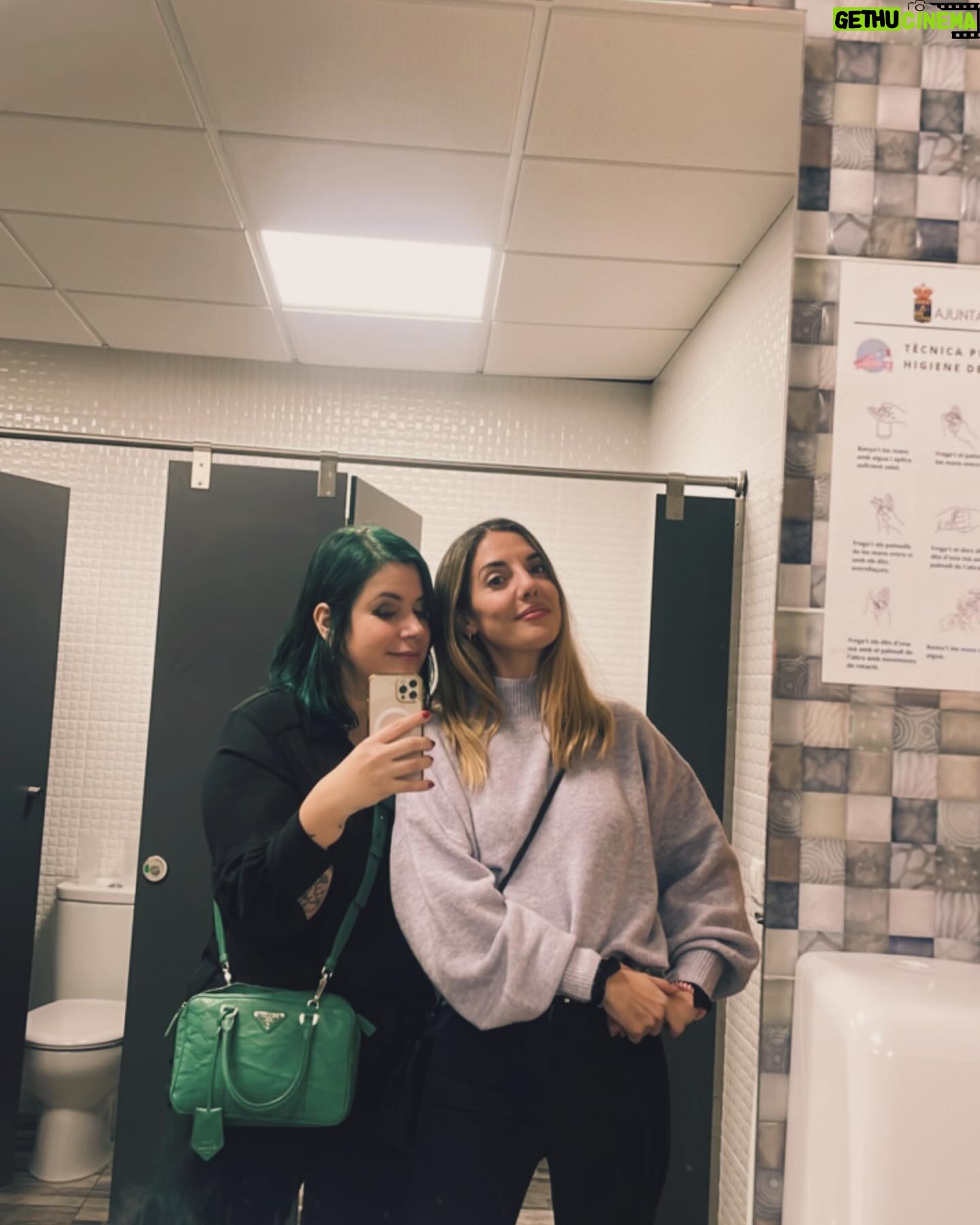 Elísabet Benavent Instagram - Me siento poco original y, además, algo egocéntrica, pero he convertido este “hacer repaso del año” en una tradición que me permite ser honesta conmigo misma, y también con las redes sociales. 2023 ha sido un año difícil; no malo, difícil. Ha sido el año de la soledad escogida, de temer de verdad por primera vez por alguien a quien quieres, de cambiar de rumbo, perder el miedo (o al menos encararlo con buen talante). Ha sido el año de dejar de fumar, de volver a cocinar, de hacer deporte por placer y buscar cierta tranquilidad. Ha sido el año del jetlag, de sobrevolar los Andes, de romper con vínculos tóxicos, seguir yendo a terapia, abrazar mi cuerpo grande y quererme mejor. Porque de eso va, ¿no? De quererse cada año un poquito mejor. Me fui a París dos semanas, la primera sola, la segunda en la mejor compañía. Me hice fotos en los baños con mi hermana pequeña. Hablamos muchísimo sobre la vida y le presentamos nuestras quejas y nuestras ofrendas. Me demostré que Maldivas no tiene por qué ser un destino para enamorados, aunque la amistad es otro tipo de amor. Hice hogar junto al Mediterráneo, donde recibí malas noticias, brindé por la vida, lloré, me reí, retocé y leí. Presenté un libro que cerraba un ciclo simbólico. Me atreví a jugar con las apariencias y a reírme con ello. Y lo presentó un tipo maravilloso al que quiero millones. Vi Santiago de Chile despertar entre montañas y “a Amaral le gusta esto”. Hice el loco con amigos. Afiancé amistades que quiero que duren para siempre. Como para siempre quiero que viva el vínculo mágico e increíble que me une a mi sagrada editora y amiga Ana y a mi primo postizo Miguel. Qué suerte tenerles. También cumplí la promesa de recorrer mundo junto a ellas y, tendremos que demostrarlo en los años venideros, pero tenemos la intención de seguir haciéndolo. Napoles querida… Y en el momento en el que abracé mi cuerpo y mi vida en soledad, que le di un sentido propio e intransferible a la palabra hogar, que dejé de esperar más, llegó una ola enorme que me elevó sobre mis expectativas, me meció y puso la primera letra para un nuevo idioma compartido. Y me enamoré. Vaya año. Vaya viaje. Vamos a por otro. ¿Me acompañáis?