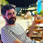 Elísabet Benavent Instagram - Hoy es cumpleaños de uno de los regalos más bonitos que me dio la vida. Querido @originalhs91 Que sigamos recorriendo mundo juntos, probando los mejores margaritas, haciendo el macarra, encontrando lugares donde hacer hogar, emprendiendo aventuras, poniéndonos mascarillas, gritando del susto con películas de miedo, durmiendo la siesta en el sofá, brindando, llorando, haciendo videollamadas y buscando motivos para celebrar la vida. Eres una de esas personas mágicas, con talento y carisma, divertido sin querer serlo, exagerado como tú solo pero leal y desprendido. Gracias por regalarme una familia en Madrid; gracias por formar parte de la mía en Valencia. Gracias por ser mi hermano, da igual en qué punto del planeta estemos. Gracias por ser el mejor tío gatuno del mundo. Te quiero muchísimo y estaré a tu lado SIEMPRE. Para lo bueno, lo malo y lo regulinchi. Felices 32, hermano.