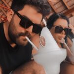 Elísabet Benavent Instagram - Me siento poco original y, además, algo egocéntrica, pero he convertido este “hacer repaso del año” en una tradición que me permite ser honesta conmigo misma, y también con las redes sociales. 2023 ha sido un año difícil; no malo, difícil. Ha sido el año de la soledad escogida, de temer de verdad por primera vez por alguien a quien quieres, de cambiar de rumbo, perder el miedo (o al menos encararlo con buen talante). Ha sido el año de dejar de fumar, de volver a cocinar, de hacer deporte por placer y buscar cierta tranquilidad. Ha sido el año del jetlag, de sobrevolar los Andes, de romper con vínculos tóxicos, seguir yendo a terapia, abrazar mi cuerpo grande y quererme mejor. Porque de eso va, ¿no? De quererse cada año un poquito mejor. Me fui a París dos semanas, la primera sola, la segunda en la mejor compañía. Me hice fotos en los baños con mi hermana pequeña. Hablamos muchísimo sobre la vida y le presentamos nuestras quejas y nuestras ofrendas. Me demostré que Maldivas no tiene por qué ser un destino para enamorados, aunque la amistad es otro tipo de amor. Hice hogar junto al Mediterráneo, donde recibí malas noticias, brindé por la vida, lloré, me reí, retocé y leí. Presenté un libro que cerraba un ciclo simbólico. Me atreví a jugar con las apariencias y a reírme con ello. Y lo presentó un tipo maravilloso al que quiero millones. Vi Santiago de Chile despertar entre montañas y “a Amaral le gusta esto”. Hice el loco con amigos. Afiancé amistades que quiero que duren para siempre. Como para siempre quiero que viva el vínculo mágico e increíble que me une a mi sagrada editora y amiga Ana y a mi primo postizo Miguel. Qué suerte tenerles. También cumplí la promesa de recorrer mundo junto a ellas y, tendremos que demostrarlo en los años venideros, pero tenemos la intención de seguir haciéndolo. Napoles querida… Y en el momento en el que abracé mi cuerpo y mi vida en soledad, que le di un sentido propio e intransferible a la palabra hogar, que dejé de esperar más, llegó una ola enorme que me elevó sobre mis expectativas, me meció y puso la primera letra para un nuevo idioma compartido. Y me enamoré. Vaya año. Vaya viaje. Vamos a por otro. ¿Me acompañáis?
