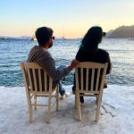 Elísabet Benavent Instagram - ¡¡Es hoy, es hoy, es hoy!! Es hoy, pero para llegar hasta aquí hemos caminado muchísimo. Hace ya dos años que comenzó a gestarse este proyecto y desde hace ya dos años he ido viendo cumplirse un sueño. Es la primera vez que participo tan activamente en la adaptación de uno de mis libros y, aunque no tengo ni idea de nada y soy una recién llegada, puedo afirmar que esta experiencia me ha hecho crecer… y no solo profesionalmente. Quiero dar las gracias a todas las personas que han hecho posible que ‘Un cuento perfecto’ esté hoy en vuestras pantallas. @concha_estruga sin ti esto hubiera sido imposible. Gracias a @plano_a_plano en su totalidad (y a César Benítez, David Jareño y Emilio Amaré en concreto). Gracias a @marinaperezb por el mejor guion que hubiera podido soñar. Gracias a @chloewallace_ por materializarlo y hacer que nos enamoremos de ellos en cada plano. Gracias a Ángel Armada y Laurent Berna por la postproducción y a @_cebrian_renau_aec por una fotografía para morirse de amor. Gracias a @mariatapia2 y @lacortes19 por esos looks siempre perfectos. Gracias a @sergiolh81 y @helen__cast por la peluquería y maquillaje de cuento. Gracias a @yaelbelicha por su maravilloso trabajo. A todo el equipo (Paula, Antonio, Leticia, Lucía, Chipi… jo, perdonad a los que me dejo, tengo la cabeza para aguantarme las orejas)… GRACIAS. Por supuesto, GRACIAS al mejor cast del mundo, que han dado vida a los personajes de una manera mágica @nanitita @meeeeeeeel_ @jimmycastro_ @giajons @russianready @meelocotoon @lydia.pavon @marioermito Gracias a @netflixes por dar alas a este sueño. Y, por supuesto, gracias a todas las personas que leísteis ‘Un cuento perfecto’, a las que lo leeréis, a las que veréis la serie, ya sea en un maratón o paladeándola. GRACIAS en mayúsculas, porque esta es la historia de un cuento imperfecto que terminó siendo inmejorable. No me olvido del mejor compañero de aventuras del mundo: @originalhs91 te quiero, hermano. Un cuento perfecto, ya disponible en Netflix en 192 países. Pd: aún no me creo que sea tan INCREÍBLE!!!! Pd: os dejo unas cuantas fotos de los días que pasé en Grecia viendo el inicio del rodaje. Disfruté como una niña.