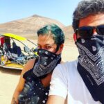 Elísabet Benavent Instagram - Hoy es cumpleaños de uno de los regalos más bonitos que me dio la vida. Querido @originalhs91 Que sigamos recorriendo mundo juntos, probando los mejores margaritas, haciendo el macarra, encontrando lugares donde hacer hogar, emprendiendo aventuras, poniéndonos mascarillas, gritando del susto con películas de miedo, durmiendo la siesta en el sofá, brindando, llorando, haciendo videollamadas y buscando motivos para celebrar la vida. Eres una de esas personas mágicas, con talento y carisma, divertido sin querer serlo, exagerado como tú solo pero leal y desprendido. Gracias por regalarme una familia en Madrid; gracias por formar parte de la mía en Valencia. Gracias por ser mi hermano, da igual en qué punto del planeta estemos. Gracias por ser el mejor tío gatuno del mundo. Te quiero muchísimo y estaré a tu lado SIEMPRE. Para lo bueno, lo malo y lo regulinchi. Felices 32, hermano.