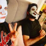 Elísabet Benavent Instagram - Hoy es cumpleaños de uno de los regalos más bonitos que me dio la vida. Querido @originalhs91 Que sigamos recorriendo mundo juntos, probando los mejores margaritas, haciendo el macarra, encontrando lugares donde hacer hogar, emprendiendo aventuras, poniéndonos mascarillas, gritando del susto con películas de miedo, durmiendo la siesta en el sofá, brindando, llorando, haciendo videollamadas y buscando motivos para celebrar la vida. Eres una de esas personas mágicas, con talento y carisma, divertido sin querer serlo, exagerado como tú solo pero leal y desprendido. Gracias por regalarme una familia en Madrid; gracias por formar parte de la mía en Valencia. Gracias por ser mi hermano, da igual en qué punto del planeta estemos. Gracias por ser el mejor tío gatuno del mundo. Te quiero muchísimo y estaré a tu lado SIEMPRE. Para lo bueno, lo malo y lo regulinchi. Felices 32, hermano.