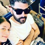 Elísabet Benavent Instagram - Hoy es cumpleaños de uno de los regalos más bonitos que me dio la vida. Querido @originalhs91 Que sigamos recorriendo mundo juntos, probando los mejores margaritas, haciendo el macarra, encontrando lugares donde hacer hogar, emprendiendo aventuras, poniéndonos mascarillas, gritando del susto con películas de miedo, durmiendo la siesta en el sofá, brindando, llorando, haciendo videollamadas y buscando motivos para celebrar la vida. Eres una de esas personas mágicas, con talento y carisma, divertido sin querer serlo, exagerado como tú solo pero leal y desprendido. Gracias por regalarme una familia en Madrid; gracias por formar parte de la mía en Valencia. Gracias por ser mi hermano, da igual en qué punto del planeta estemos. Gracias por ser el mejor tío gatuno del mundo. Te quiero muchísimo y estaré a tu lado SIEMPRE. Para lo bueno, lo malo y lo regulinchi. Felices 32, hermano.
