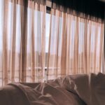 Elísabet Benavent Instagram – Me siento poco original y, además, algo egocéntrica, pero he convertido este “hacer repaso del año” en una tradición que me permite ser honesta conmigo misma, y también con las redes sociales.
2023 ha sido un año difícil; no malo, difícil. Ha sido el año de la soledad escogida, de temer de verdad por primera vez por alguien a quien quieres, de cambiar de rumbo, perder el miedo (o al menos encararlo con buen talante). Ha sido el año de dejar de fumar, de volver a cocinar, de hacer deporte por placer y buscar cierta tranquilidad. Ha sido el año del jetlag, de sobrevolar los Andes, de romper con vínculos tóxicos, seguir yendo a terapia, abrazar mi cuerpo grande y quererme mejor. Porque de eso va, ¿no? De quererse cada año un poquito mejor. 
Me fui a París dos semanas, la primera sola, la segunda en la mejor compañía.
Me hice fotos en los baños con mi hermana pequeña. Hablamos muchísimo sobre la vida y le presentamos nuestras quejas y nuestras ofrendas.
Me demostré que Maldivas no tiene por qué ser un destino para enamorados, aunque la amistad es otro tipo de amor.
Hice hogar junto al Mediterráneo, donde recibí malas noticias, brindé por la vida, lloré, me reí, retocé y leí. 
Presenté un libro que cerraba un ciclo simbólico. Me atreví a jugar con las apariencias y a reírme con ello. Y lo presentó un tipo maravilloso al que quiero millones.
Vi Santiago de Chile despertar entre montañas y “a Amaral le gusta esto”.
Hice el loco con amigos. Afiancé amistades que quiero que duren para siempre. 
Como para siempre quiero que viva el vínculo mágico e increíble que me une a mi sagrada editora y amiga Ana y a mi primo postizo Miguel. Qué suerte tenerles.
También cumplí la promesa de recorrer mundo junto a ellas y, tendremos que demostrarlo en los años venideros, pero tenemos la intención de seguir haciéndolo. Napoles querida…
Y en el momento en el que abracé mi cuerpo y mi vida en soledad, que le di un sentido propio e intransferible a la palabra hogar, que dejé de esperar más, llegó una ola enorme que me elevó sobre mis expectativas, me meció y puso la primera letra para un nuevo idioma compartido. Y me enamoré.

Vaya año. Vaya viaje. 
Vamos a por otro. ¿Me acompañáis?