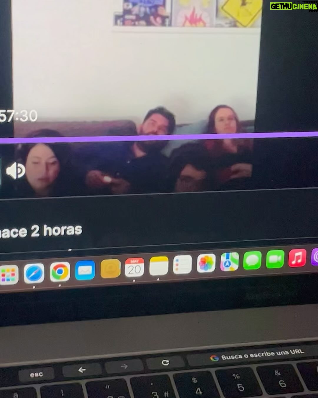 Elísabet Benavent Instagram - Me siento poco original y, además, algo egocéntrica, pero he convertido este “hacer repaso del año” en una tradición que me permite ser honesta conmigo misma, y también con las redes sociales. 2023 ha sido un año difícil; no malo, difícil. Ha sido el año de la soledad escogida, de temer de verdad por primera vez por alguien a quien quieres, de cambiar de rumbo, perder el miedo (o al menos encararlo con buen talante). Ha sido el año de dejar de fumar, de volver a cocinar, de hacer deporte por placer y buscar cierta tranquilidad. Ha sido el año del jetlag, de sobrevolar los Andes, de romper con vínculos tóxicos, seguir yendo a terapia, abrazar mi cuerpo grande y quererme mejor. Porque de eso va, ¿no? De quererse cada año un poquito mejor. Me fui a París dos semanas, la primera sola, la segunda en la mejor compañía. Me hice fotos en los baños con mi hermana pequeña. Hablamos muchísimo sobre la vida y le presentamos nuestras quejas y nuestras ofrendas. Me demostré que Maldivas no tiene por qué ser un destino para enamorados, aunque la amistad es otro tipo de amor. Hice hogar junto al Mediterráneo, donde recibí malas noticias, brindé por la vida, lloré, me reí, retocé y leí. Presenté un libro que cerraba un ciclo simbólico. Me atreví a jugar con las apariencias y a reírme con ello. Y lo presentó un tipo maravilloso al que quiero millones. Vi Santiago de Chile despertar entre montañas y “a Amaral le gusta esto”. Hice el loco con amigos. Afiancé amistades que quiero que duren para siempre. Como para siempre quiero que viva el vínculo mágico e increíble que me une a mi sagrada editora y amiga Ana y a mi primo postizo Miguel. Qué suerte tenerles. También cumplí la promesa de recorrer mundo junto a ellas y, tendremos que demostrarlo en los años venideros, pero tenemos la intención de seguir haciéndolo. Napoles querida… Y en el momento en el que abracé mi cuerpo y mi vida en soledad, que le di un sentido propio e intransferible a la palabra hogar, que dejé de esperar más, llegó una ola enorme que me elevó sobre mis expectativas, me meció y puso la primera letra para un nuevo idioma compartido. Y me enamoré. Vaya año. Vaya viaje. Vamos a por otro. ¿Me acompañáis?